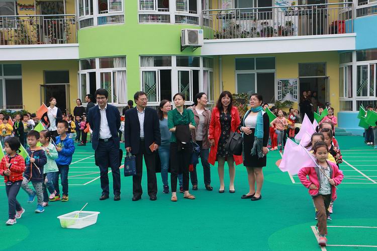 调整大小 一附幼儿园操场观摩员工带操.jpg