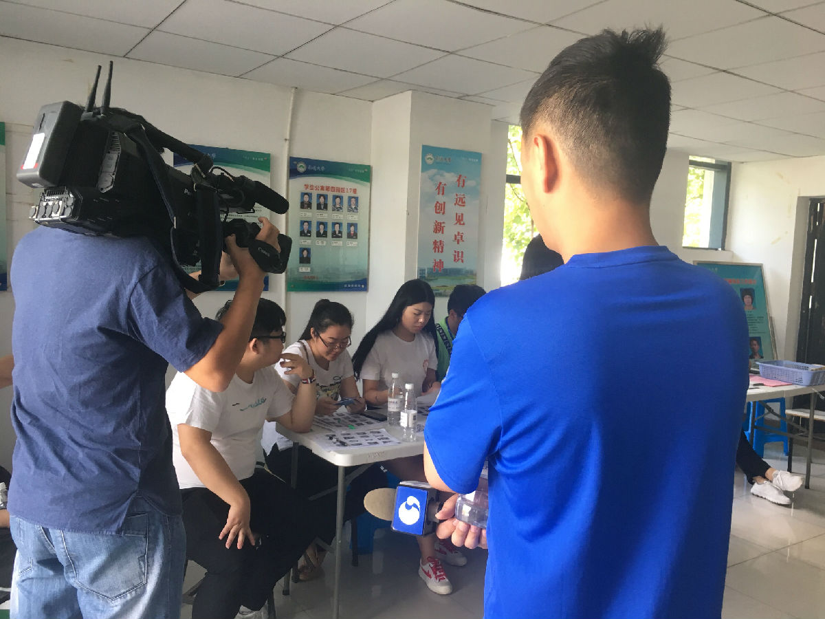 南通电视台来17号宿舍楼拍摄.jpg