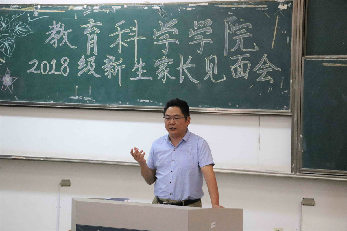徐红波书记在新生家长会谈大学的学习_副本.jpg