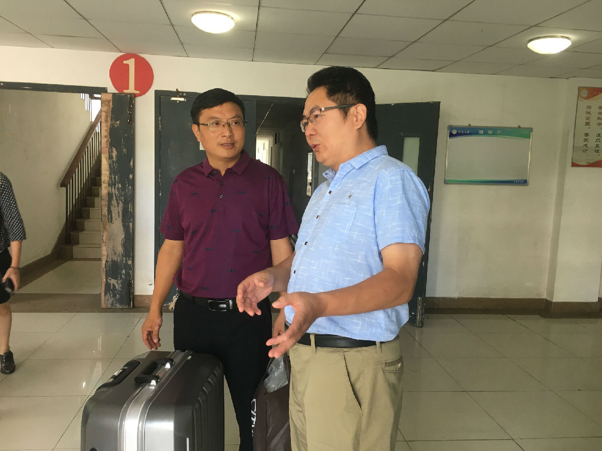 公司领导在报到现场与家长交流.jpg