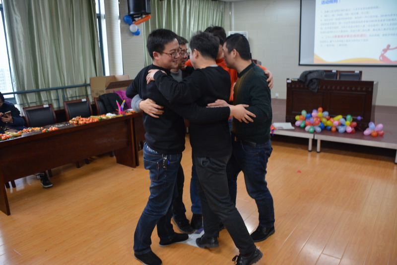 踩报纸比赛5.jpg