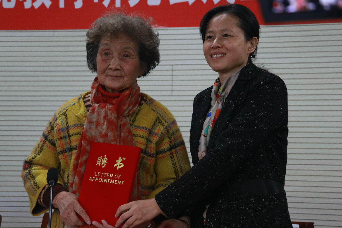 顾菊平副董事长为李吉林老师颁发聘书_副本.jpg
