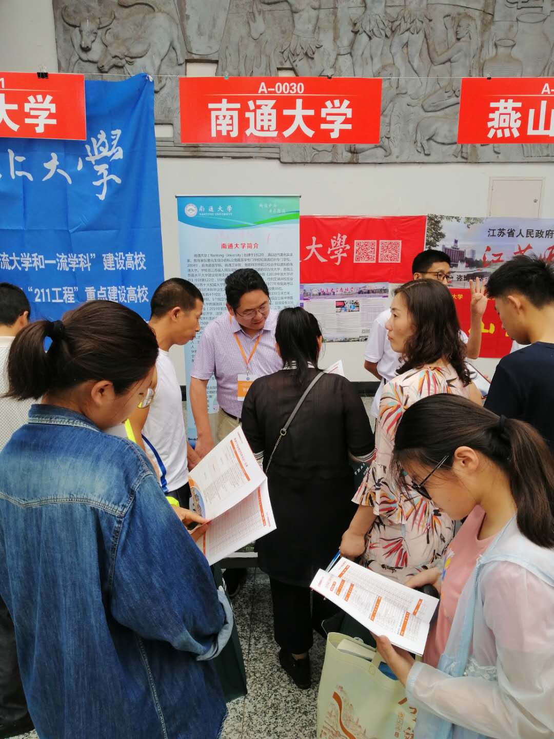 4(徐红波书记在淮安师范公司现场).JPG